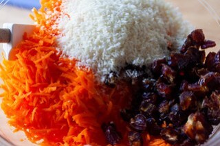 carrot cake with coconut and dates-01