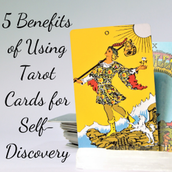 Borderless RWS Tarot Deck with the Fool card faceup and article title in black script.