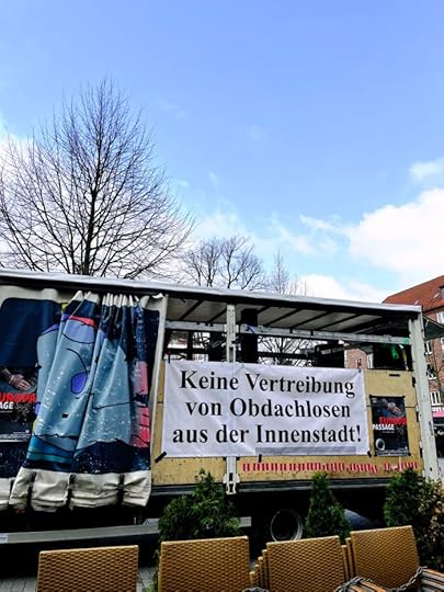 Ein Demowagen mit einem Transparent: 