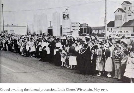 15 Crowd awaits McCarthy's corpse s