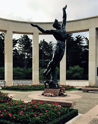Bronze statue of a man lifting his arms toward the sky.
