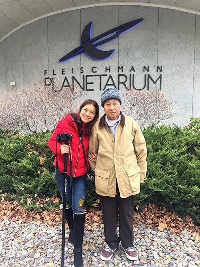 Tác giả và ba trước Bảo tàng Thiên Văn (Mỹ)