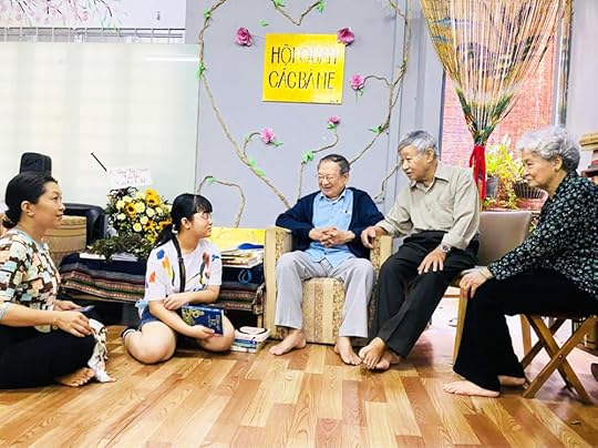 Ba má cùng cháu ngoại trò chuyện với bác sĩ Đỗ Hồng Ngọc tại hội quán Các Bà Mẹ sau buổi giao lưu về sách của bác sĩ