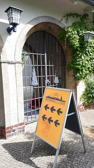 A sign points to Metropol Con