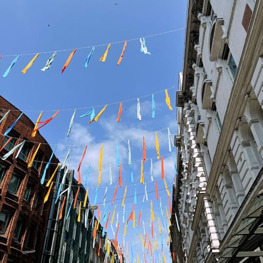 Bunte Bänder vor blauem Himmel als Deko über der Straße Große Bleichen