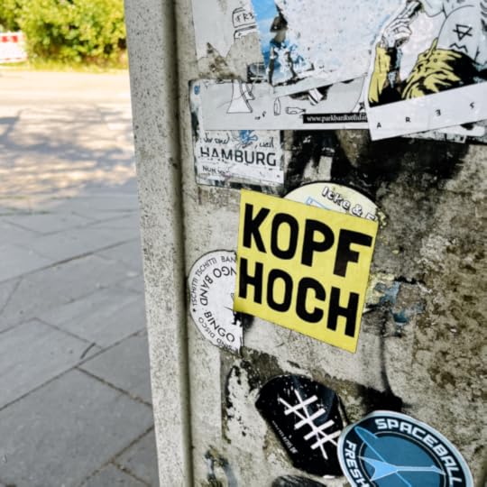 Ein Sticker auf einem Stromkasten mit dem Text 