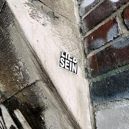 Ein halb abgerissener Aufkleber mit der Aufschrift 