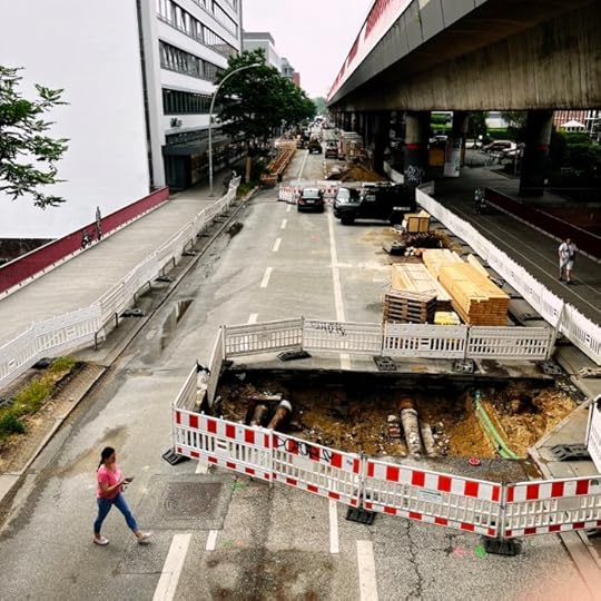 Blick von der s-Bahnstation Hammerbrook auf die aufgerissene Straße und die Absperrungen