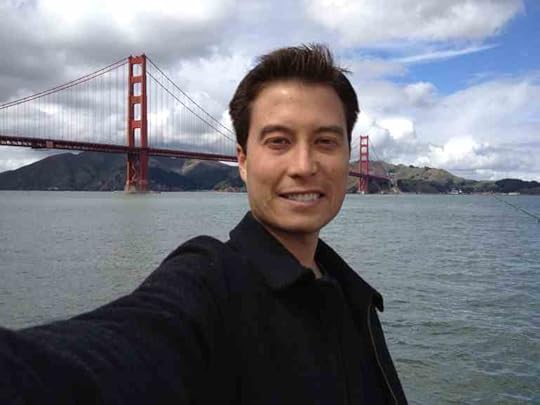 Tiago Forte in front of the Golden Gate Bridge