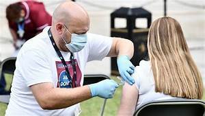 Covid-19: Irish hospitality rules 'incentivising' vaccine uptake - BBC News
