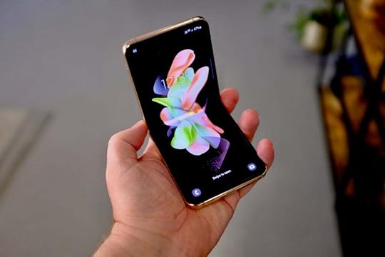 Galaxy Z Flip 4 in-hand