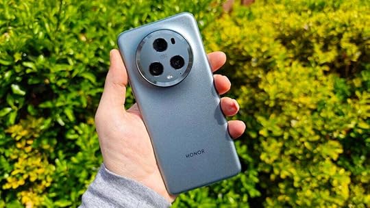 Honor Magic 5 Pro in-hand