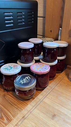 Mehrere Gläser mit frisch eingekochter Kirschmarmelade