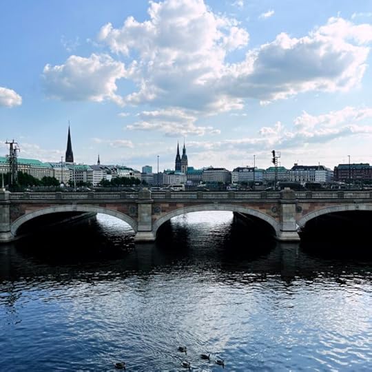 Blick von der Kennedybrücke auf die Hamburger Innenstadt, Sommerhimmel, weiße Wolken, das Rathaus und Kirchtürme