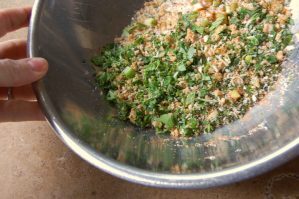 Bread crumb mixture for salmon cakes