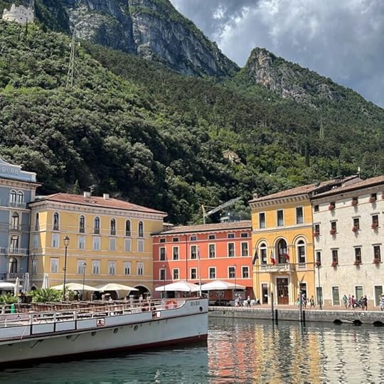 Die Altstadt von Riva del Garda am Hafen