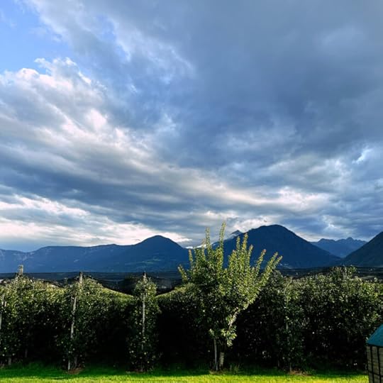 Wolken über Bergen. gewittriges Licht
