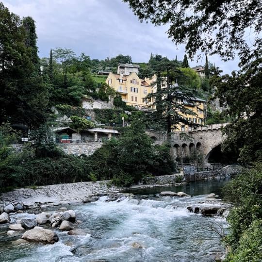Blick auf den steinernen Steg in Meran von der Sommerpromenade aus