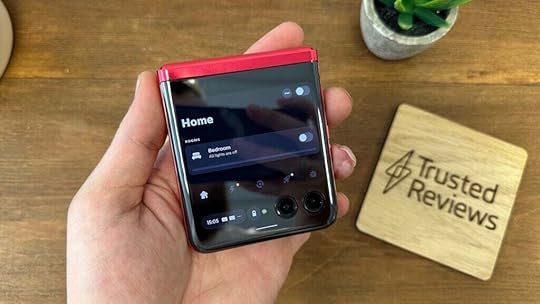 App running on the Razr 40 Ultra's cover display