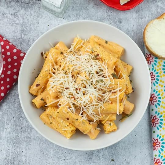Rosa Alfredo Sauce and rigatoni pasta served in a pasta bowl .
