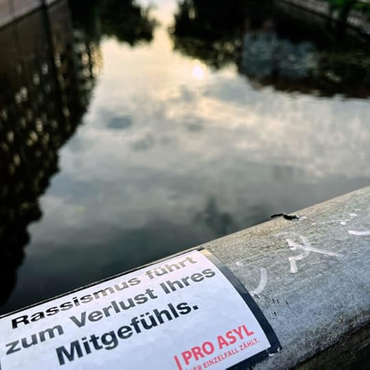 Ein Aufkleber von Pro Asyl an einem Brückengeländer, Text: 