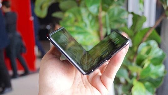 Honor Magic V2 semi-folded