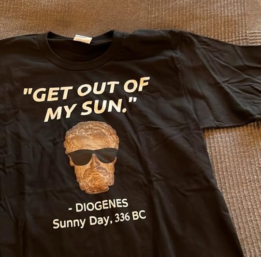 Ein schwarzes T-Shirt, darauf eine Diogenes-Büste mit Sonnenbrille und dem Satz 