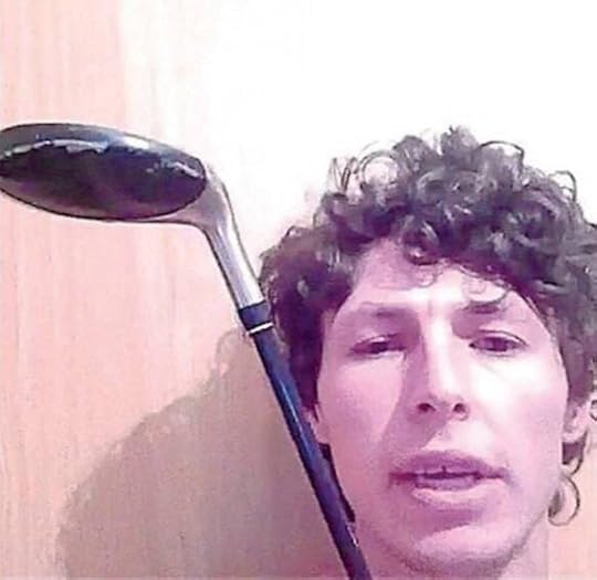 un fotograma do vídeo de vai preparando os osiños. o tipiño do vídeo está no canto inferior dereito. á súa esquerda ten un pau de golf