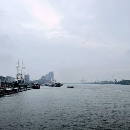 Blick über die Elbe Richtung Elphie, vom Deck des Katamarans nach Helgoland aus aufgenommen