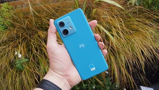 Motorola Edge 40 Neo in hand