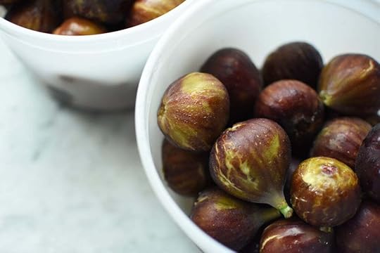 Fresh figs in plastic tubs