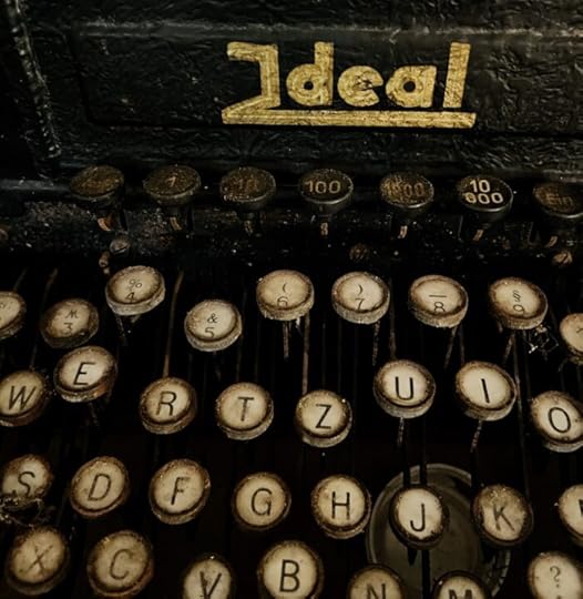 Die museal aussehende Tastatur einer alten Schreibmaschine der Marke Ideal