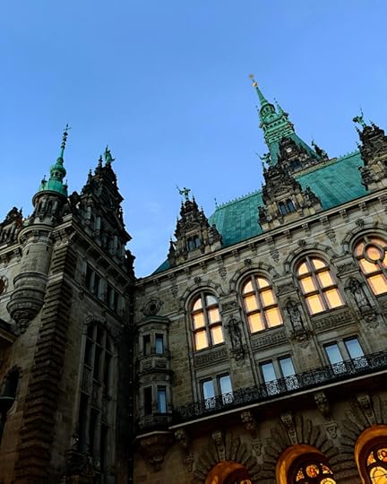 Das Hamburger Rathaus, die Abendsonne spiegelt sich in den Fenstern, vom Innenhof aus aufgenommen
