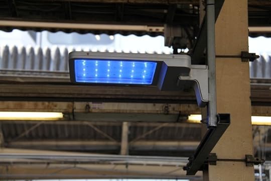 panel lampu biru stasiun kereta api Jepang