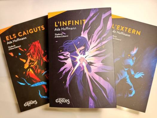 Covers of the books L'Extern, Els Caiguts, and L'Infinit, which are Catalan translations of Ada Hoffmann's Outside trilogy, translated by Anna Llisterri. Each cover shows a stylized human figure against a black background, surrounded by eerie lights.