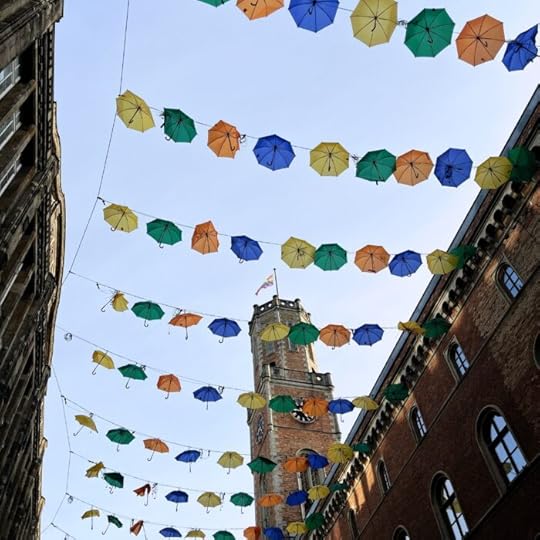 Bunte Regenschirme als Deko über einer Straße in der Hamburger Innenstadt