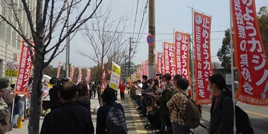 3月25日に始まったカジノ誘致の賛否を問う住民投票を求める大阪の直接請求署名運動。初日は大阪府庁前でアピール行動が行われた=2022年3月25日、大阪市中央区で、筆者撮影