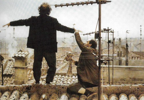 Roberto Benigni and Angelo Orlando in La voce della luna (1990)