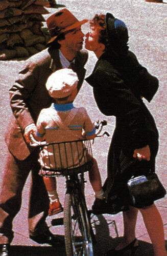 Roberto Benigni and Nicoletta Braschi in La vita e bella (1997)