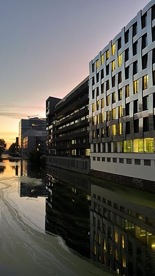 Blick über ein Fleet in Hammerbrook in morgendlichem Licht