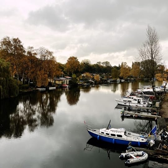 Blick über die Bille an der Billerhuder Insel, Boote an Stegen, grauer Himmel, Herbstlaub an den bäumen