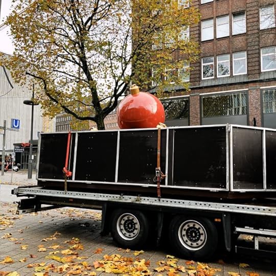 Eine riesige rote Christbaumkugel auf einem LKW-Anhänger