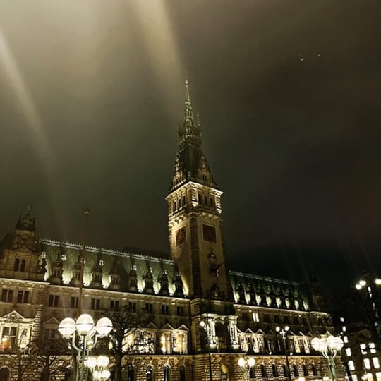 Das angestrahlte Hamburger Rathaus bei Nacht