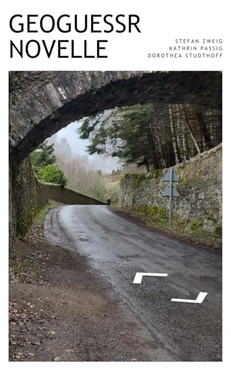 Ein Bild eines Weges unter einer halbrunden Brücke, auf dem Weg die typischen Google-Streetview-Pfeile zum Vor- und Zurücknavigieren, darüber der Titel und die Autor*innen des Buchs.