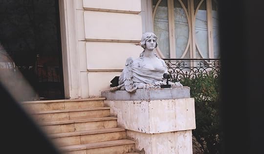 Escultura+clasica+estetica+gotica+dark+academia+Grifo