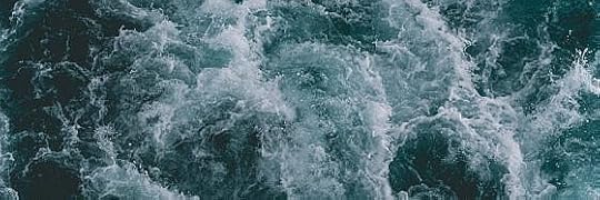 Recensione di Tra le onde di Namwali Serpell