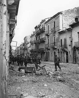 Canadian troops in Ortona, Italy, December 1943 (National Archives of Canada: PA-114030)