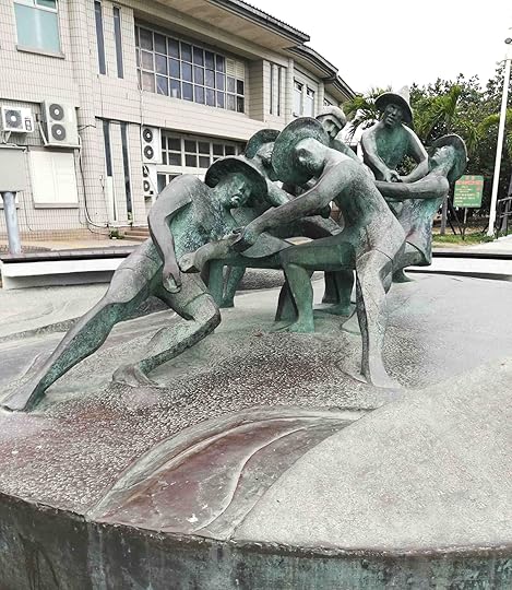 Fishermen sculpture on Cijin island