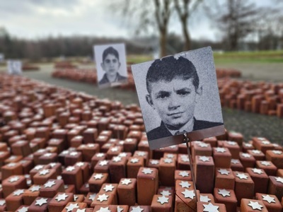 De 102.000 stenen, ter herinnering aan de 102.000 Joden en Roma die tijdens de Tweede Wereldoorlog vanuit Nederland werden gedeporteerd