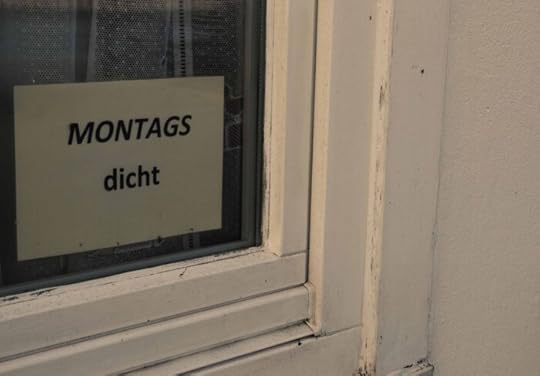Ein Schild in einem Schaufenster: 